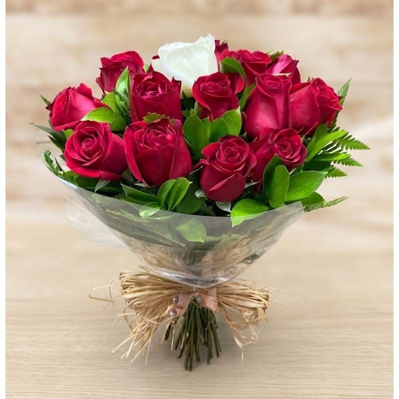 Buquê "Só você" com 20 rosas vermelhas e 1 Branca